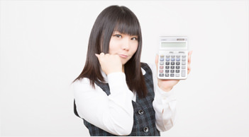 修理費用が安いので女性がガッツポーズしてる写真