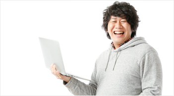 豊富な修理実績で安心して直せたので、男性が笑顔になっている写真